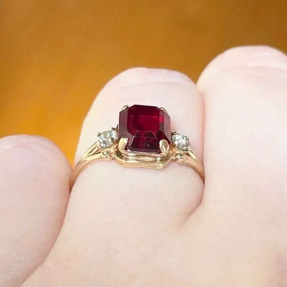 10K Vintage PSCO Red Glass Rhinestone dark red garnet emerald cut statement ring - Picture 7 of 11